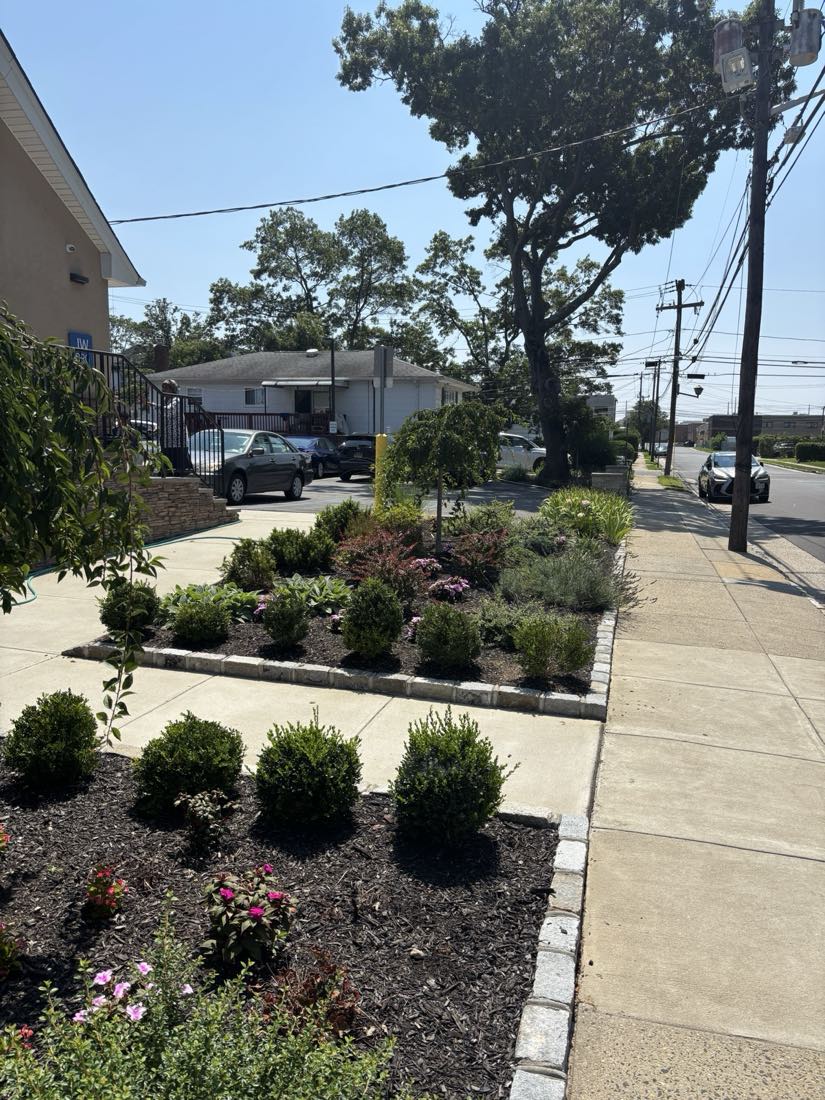 Curb-appeal foundation beds with granite cobble edging